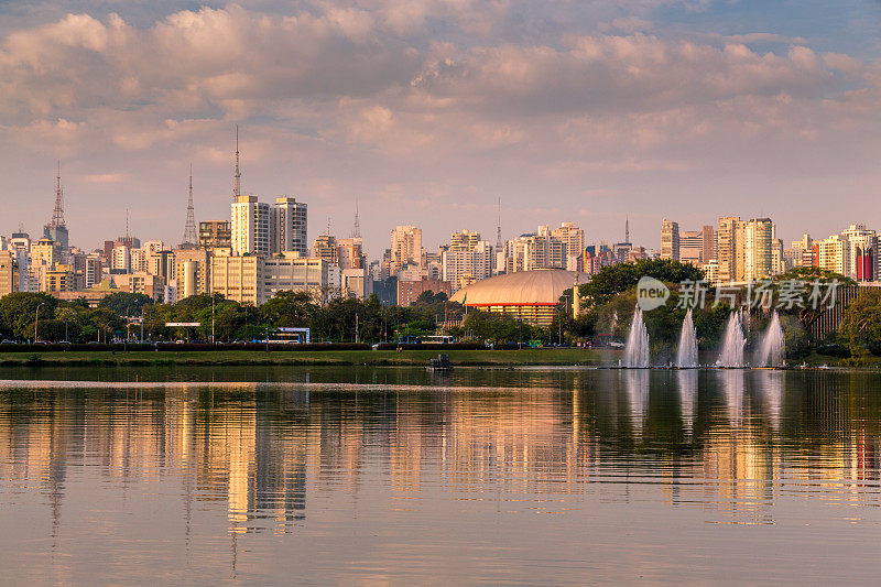 从巴西伊比拉普埃拉公园(Ibirapuera Park)可以看到圣保罗令人惊叹的美景